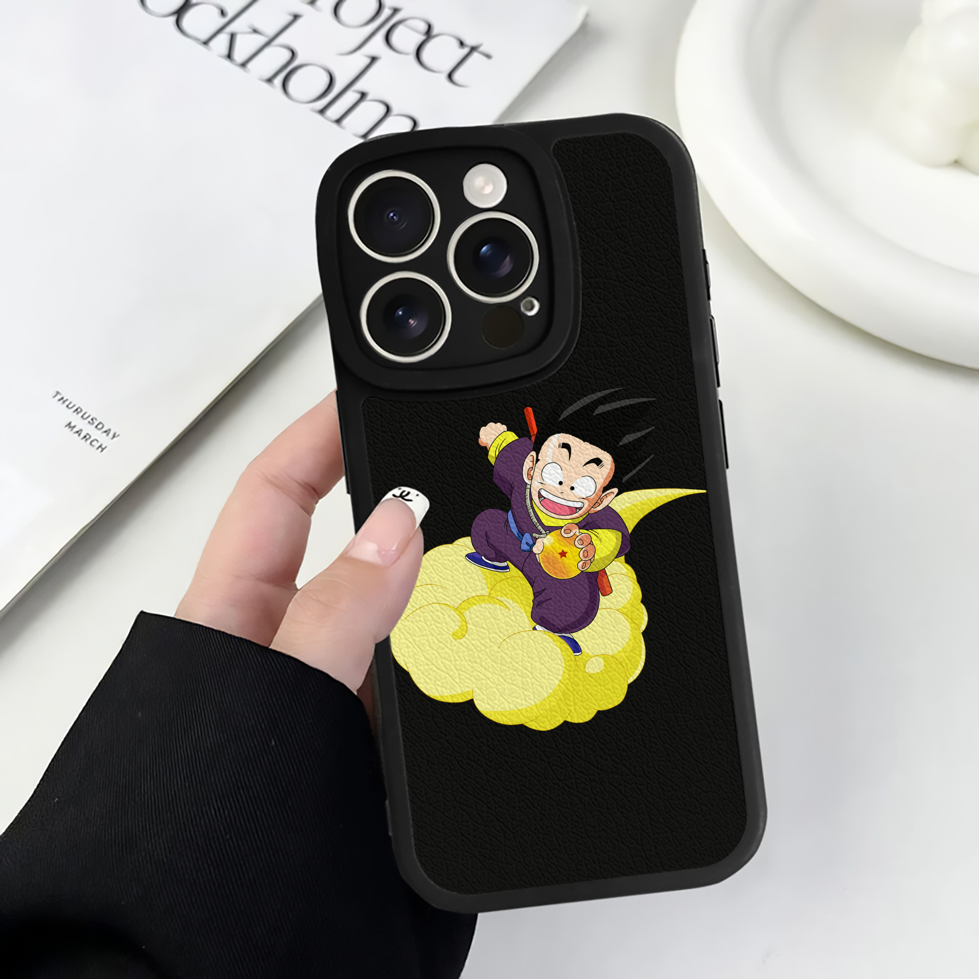 ドラゴンボール 孫悟空（そん ごくう）Son Goku カカロット DRAGON BALL Kakarotto 【iPhone 16シリーズ対応】シリコンスマホケース（レザー調） 材質：シリコン
